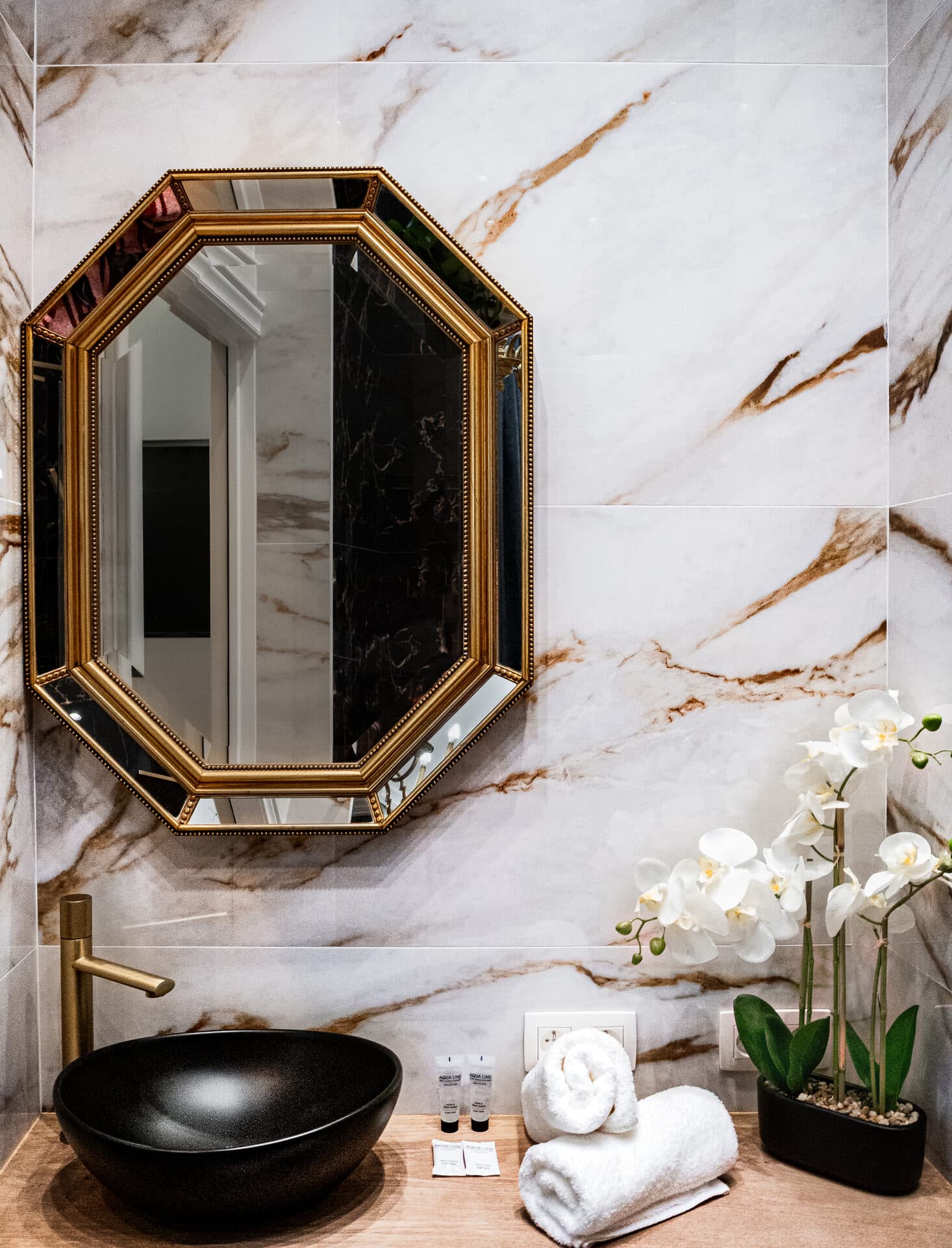 Marble bathroom with octagonal mirror in the Standard Double Room